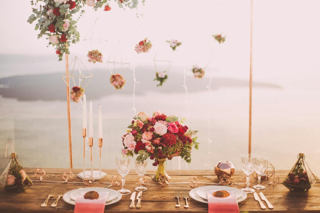 Gedeckter Tisch mit Blumendekoration
