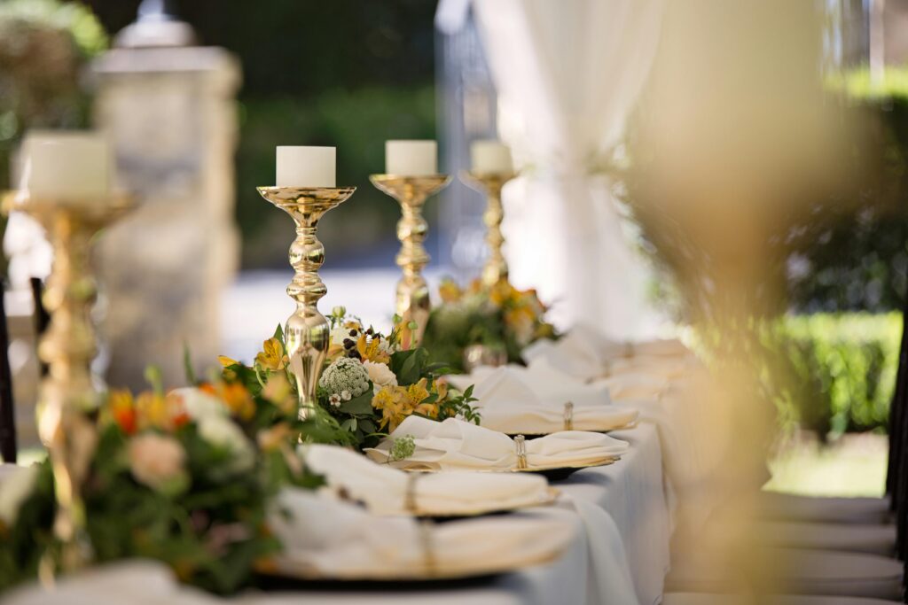 Gedeckter Tisch mit Besteck, Blumen und Kerzen